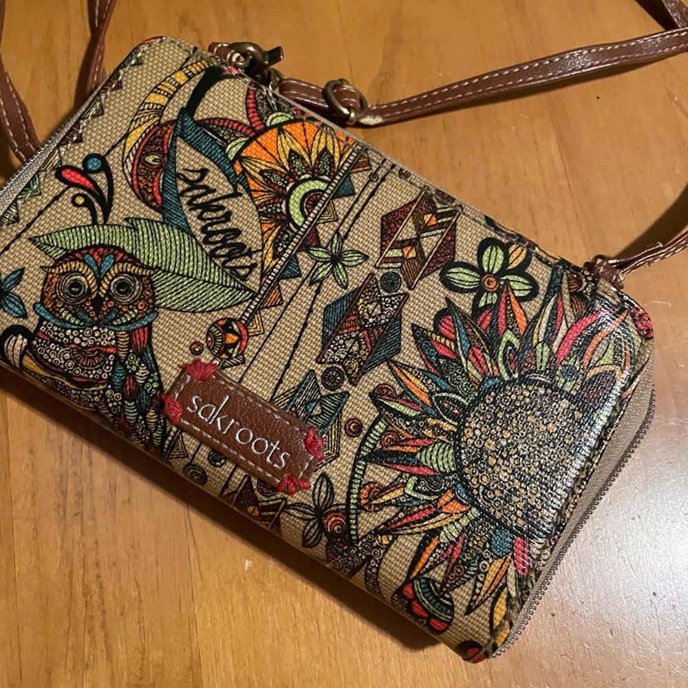 The Sak Sakroots crossbody wallet. - Picture 4 of 6